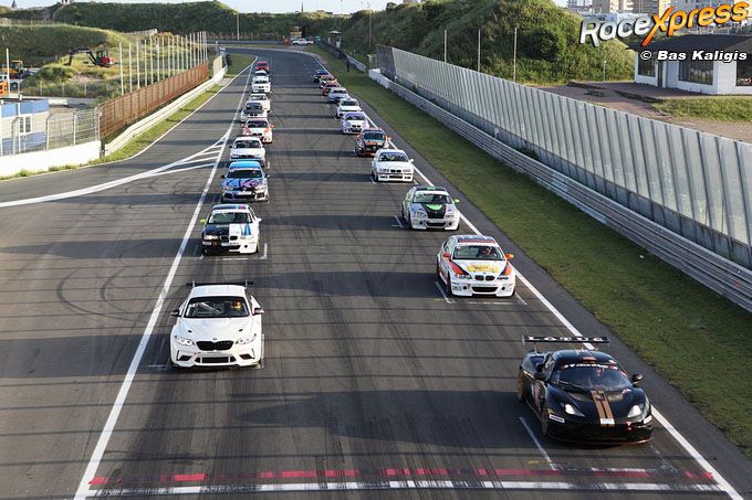 Start DRDO met Tom van der Zwet met de witte BMW en Cor Euser in de zwarte Lotus op eerste startrij Zandvoort