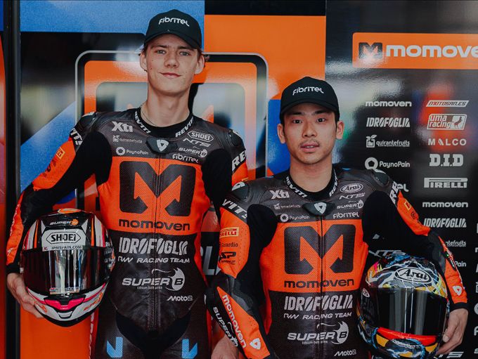 Het Momoven Idrofoglia RW Racing Team is klaar voor de start van het nieuwe Grand Prix seizoen. Gehuld in een nieuwe kleurstelling zal het Nederlandse team op het Chang International Circuit in Thailand wederom met Ayumu Sasaki en Zonta van den Goorbergh aan de start staan in de Moto2 klasse van het MotoGP wereldkampioenschap.<br />
<br />
Na een winter waarin er veel wijzigingen werden doorgebracht staat het Momoven Idrofoglia RW Racing Team met trots klaar voor het nieuwe Moto2 seizoen. Nadat de testdagen op het Autódromo Internacional do Algarve in het water vielen konden er op het Circuito de Jerez – Ángel Nieto wel bruikbare testkilometers afgewerkt worden, waardoor Ayumu Sasaki en Zonta van den Goorbergh goed zijn voorbereid op het nieuwe maar liefst 22 Grands Prix tellende seizoen.<br />
<br />
Net als vorig jaar begint het Grand Prix seizoen op het Chang International Circuit in Thailand, een modern circuit waarbij met name de zeer warme omstandigheden een grote rol van betekenis gaan spelen. Felle zonneschijn en temperaturen van meer dan 35°C zullen veel eisen van het materiaal maar vooral de rijder.<br />
<br />
Met een groot aantal nieuwe partners aan boord en een nieuwe vormgeving is het Momoven Idrofoglia RW Racing Team zeer gemotiveerd om dit seizoen maximaal te presteren in het FIM Moto2 World Championship.<br />
<br />
Ayumu Sasaki: “Ik kijk er echt naar uit om het seizoen 2026 te beginnen. Ik rijd graag op het Chang International Circuit leuk en ik heb er goede herinneringen aan. Ik hoop dat we ons seizoen op een goede manier kunnen beginnen. We bouwen ons weekend dag na dag op en we weten wat we willen bereiken, dus laten we gefocust blijven en ons best doen.