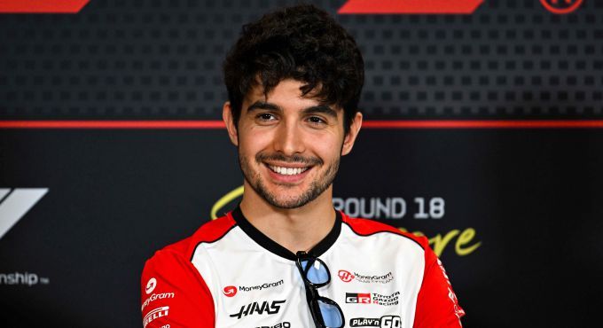 #racing>Esteban Ocon Haas F1</div><br />
De overtake mode is een van de kernonderdelen van het nieuwe reglement. Het systeem stelt een coureur in staat 0,5 MJ extra energie te harvesten, waardoor hij langer een hogere topsnelheid kan aanhouden. Het addertje onder het gras: wie het systeem inzet om in te halen, is op de volgende rechte lijn zelf kwetsbaar voor een aanval. Gebruiken beide rijders het tegelijk, dan ontstaat een patstelling.<br />
<br />
In Japan zat Ocon de tweede helft van de race vast achter Liam Lawson en ondervond hij de beperkingen van het systeem aan den lijve. 